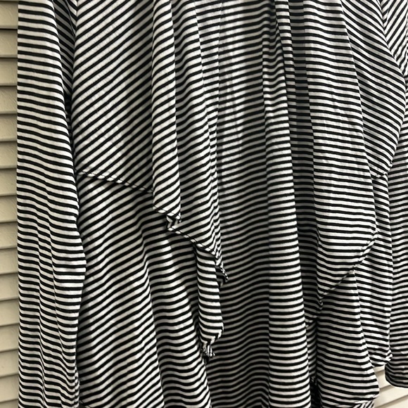 Women’s black and white corrigan - Picture 3 of 5